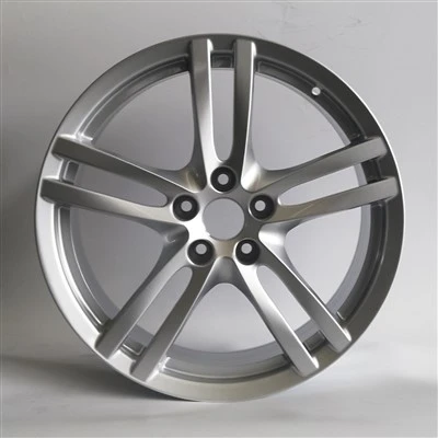 عجلة سيارة فضية مقاس 18x8 مزورة لساب